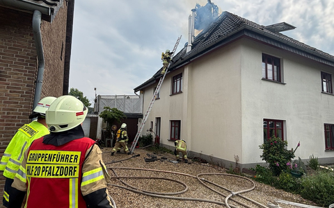 Feuerwehr Goch: Dachstuhlbrand nach Blitzeinschlag - Foto: presseportal.de
