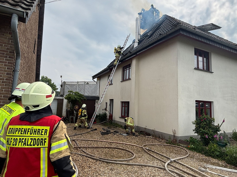 Feuerwehr Goch: Dachstuhlbrand nach Blitzeinschlag - Foto: presseportal.de