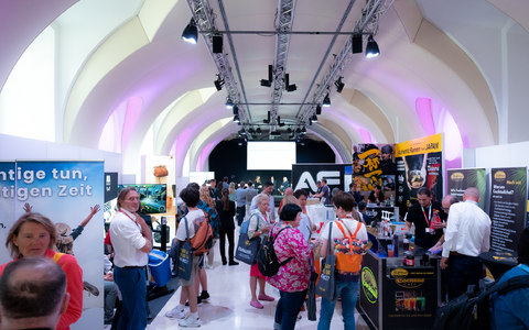Lebendiges Messeleben in Arena21 - Foto: FEXA25/Philipp Blickfang Photography über pressetext.de