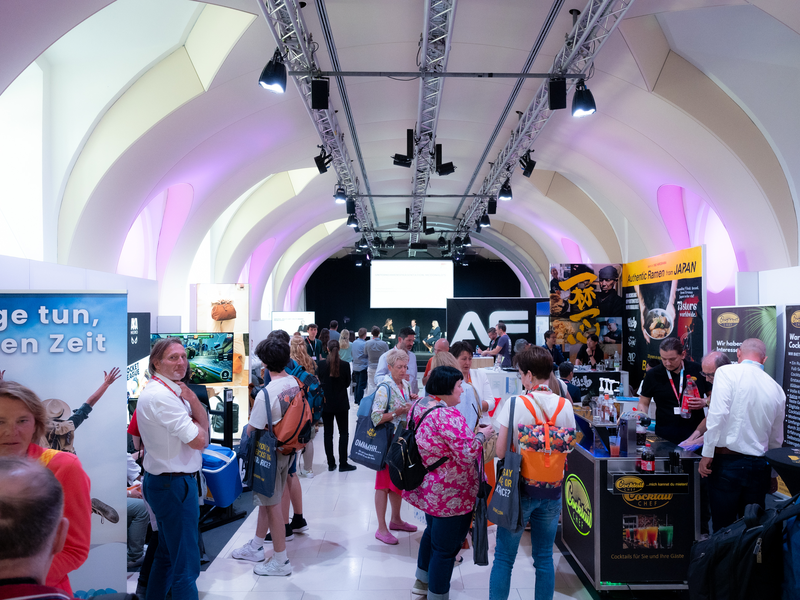 Lebendiges Messeleben in Arena21 - Foto: FEXA25/Philipp Blickfang Photography über pressetext.de