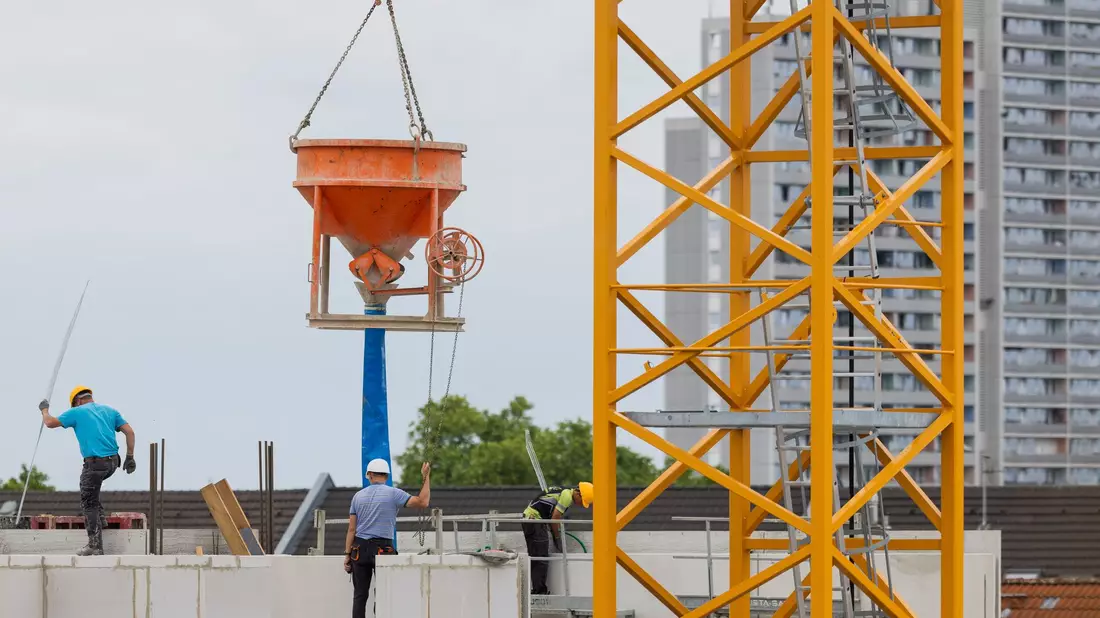 In Deutschland werden zu wenige neue Wohnungen gebaut. Hohe Kosten und strenge Auflagen erschweren den Ausbau, kritisiert die Wohnungswirtschaft. (Archivbild) - Bild: Rolf Vennenbernd/dpa