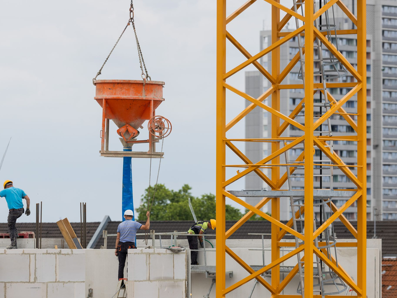 In Deutschland werden zu wenige neue Wohnungen gebaut. Hohe Kosten und strenge Auflagen erschweren den Ausbau, kritisiert die Wohnungswirtschaft. (Archivbild) - Foto: Rolf Vennenbernd/dpa