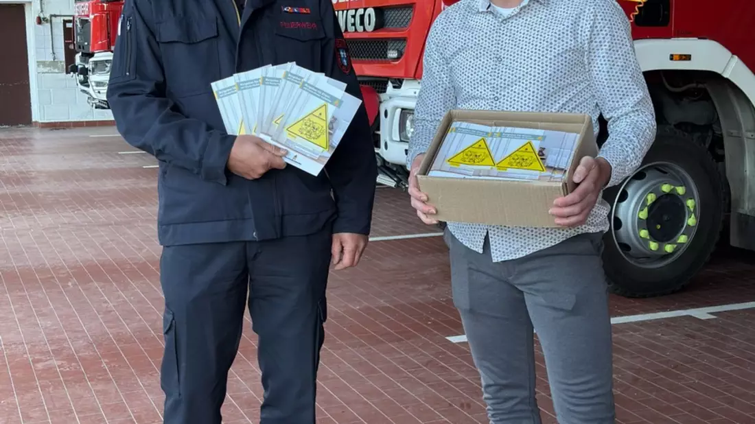 FW Beverungen: Kleine Aufkleber, große Wirkung: KinderFinder können Leben retten / Feuerwehr Beverungen erhält Spende für Brandschutzerziehung - Bild: presseportal.de