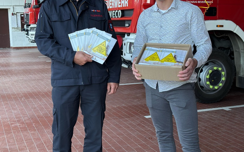 FW Beverungen: Kleine Aufkleber, große Wirkung: KinderFinder können Leben retten / Feuerwehr Beverungen erhält Spende für Brandschutzerziehung - Foto: presseportal.de FW Beverungen: Kleine Aufkleber, große Wirkung: KinderFinder können Leben retten / Feuerwehr Beverungen erhält Spende für Brandschutzerziehung - Foto: presseportal.de