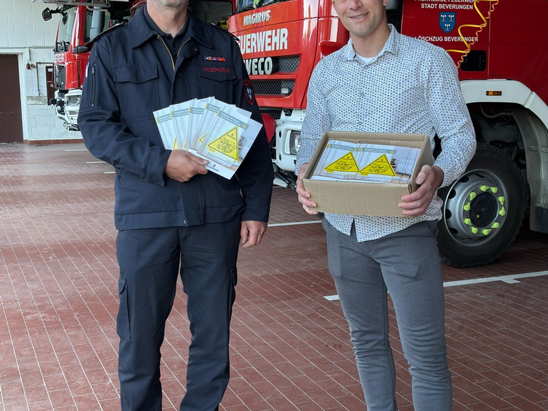 FW Beverungen: Kleine Aufkleber, große Wirkung: KinderFinder können Leben retten / Feuerwehr Beverungen erhält Spende für Brandschutzerziehung - Foto: presseportal.de