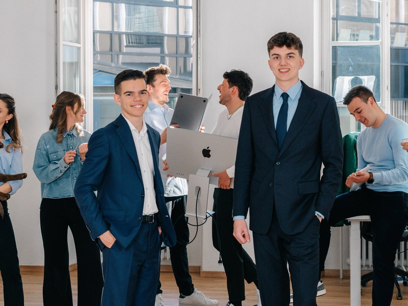 Leon Dapoz und Simon Wachtler bieten mit Evvvolution echte Einblicke statt Floskeln: Wie Arbeitgeber heute die richtigen Menschen erreichen - Foto: presseportal.de
