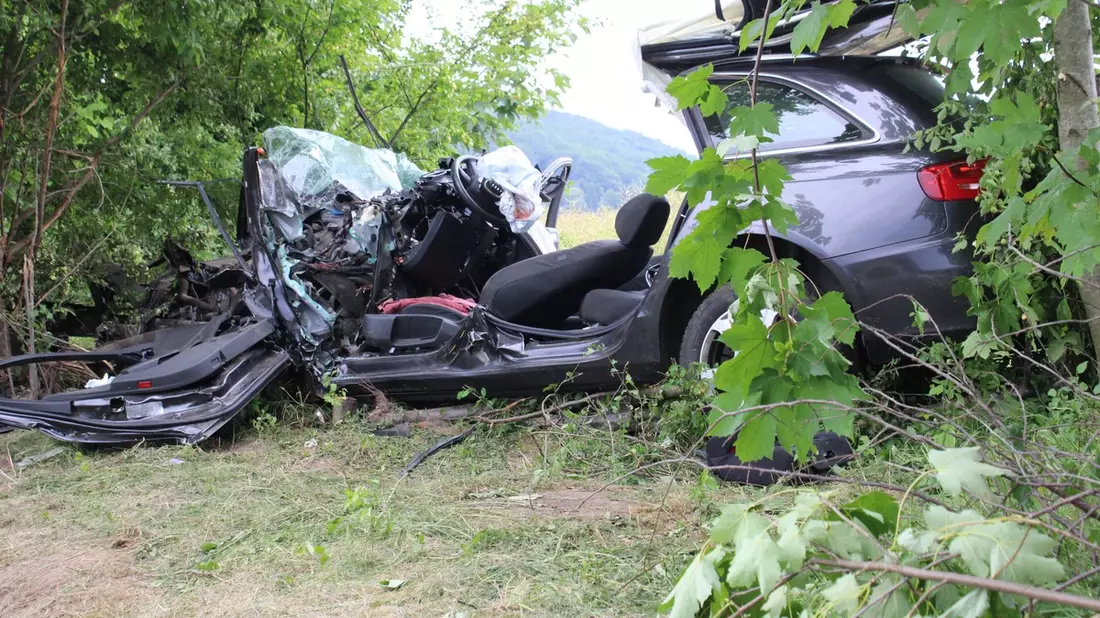 POL-MI: Hiller prallt gegen Baum - Schwer verletzt eingeklemmt - Bild: presseportal.de