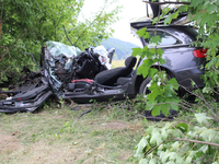 POL-MI: Hiller prallt gegen Baum - Schwer verletzt eingeklemmt - Foto: presseportal.de
