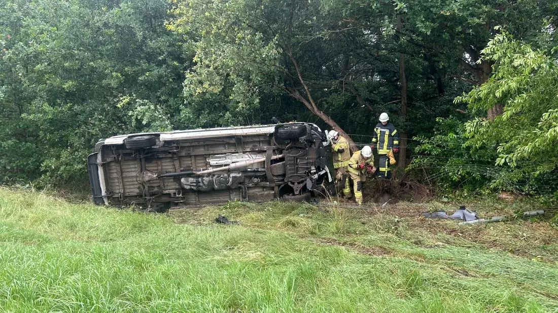 FW-OLL: Verkehrsunfall auf der A29 - Transporter kommt von Fahrbahn ab - Bild: presseportal.de