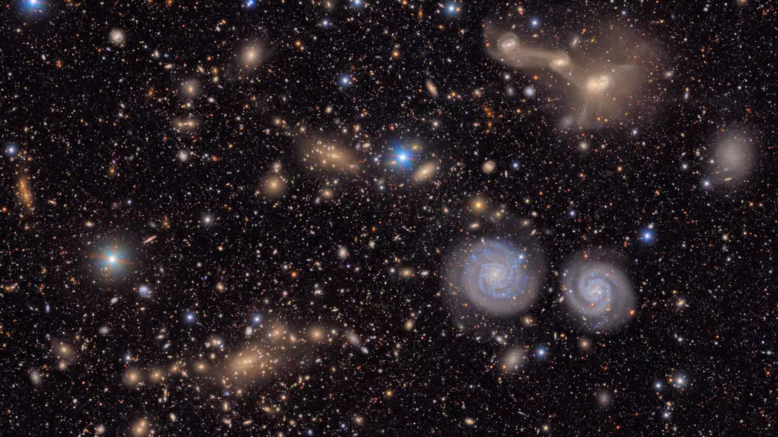  Im Virgo-Cluster außerhalb der Milchstraße sind zwei Spiralgalaxien (rechts unten) deutlich zu sehen. - Bild: ---/NSF-DOE Vera C. Rubin Observatory/dpa