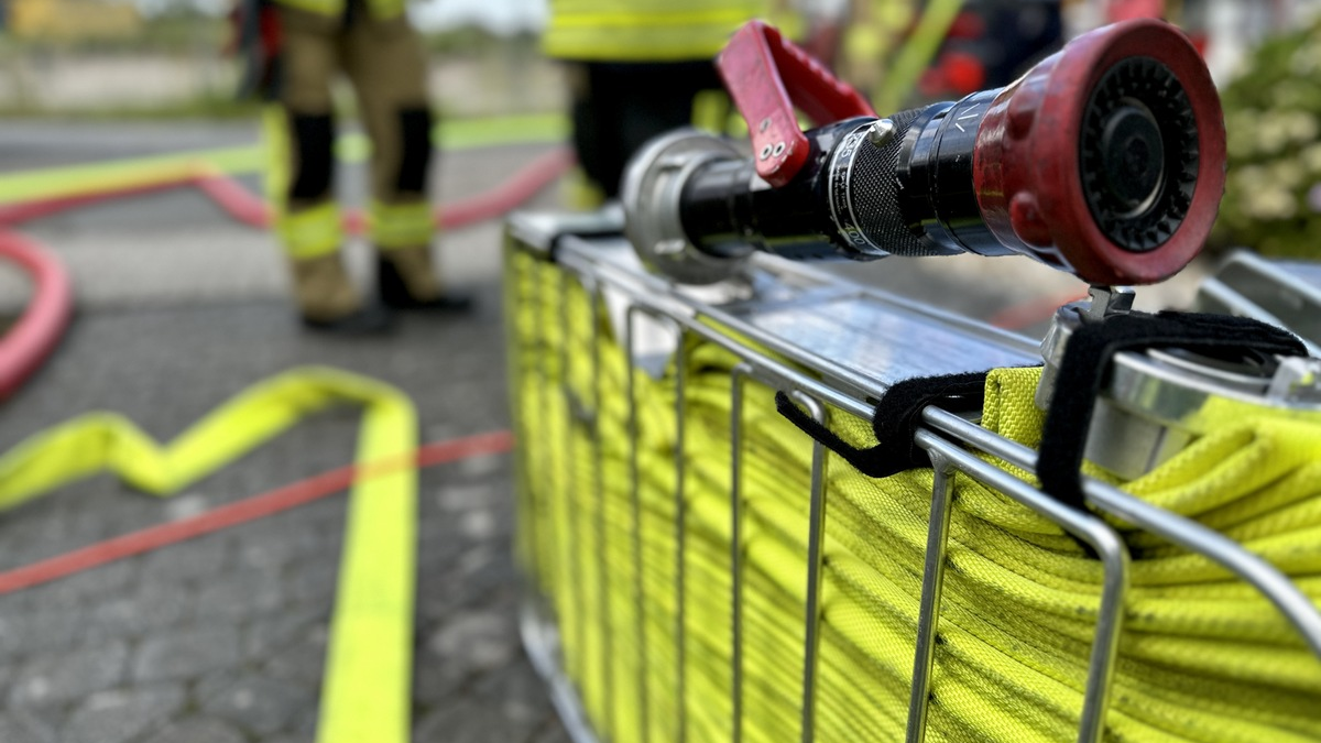 FW Alpen: Garagenbrand - Foto: presseportal.de