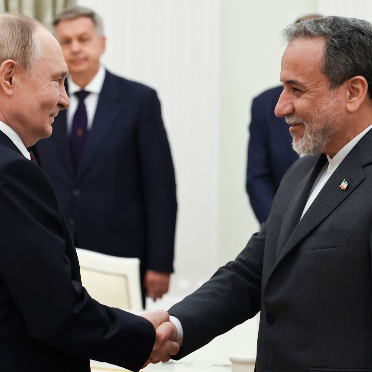 Irans Außenminister Araghtschi signalisiert Einwilligung in Waffenruhe.   - Foto: Alexander Kazakov/Pool Sputnik Kremlin/AP/dpa