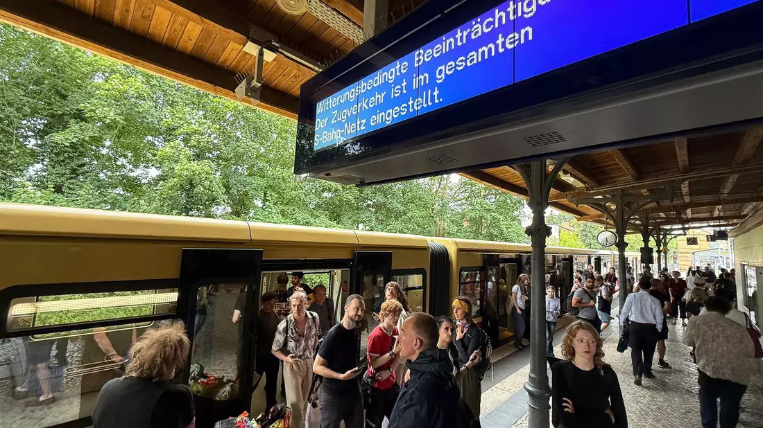Die S-Bahnen standen in Berlin für mehrere Stunden still. - Bild: Michael Brandt/dpa