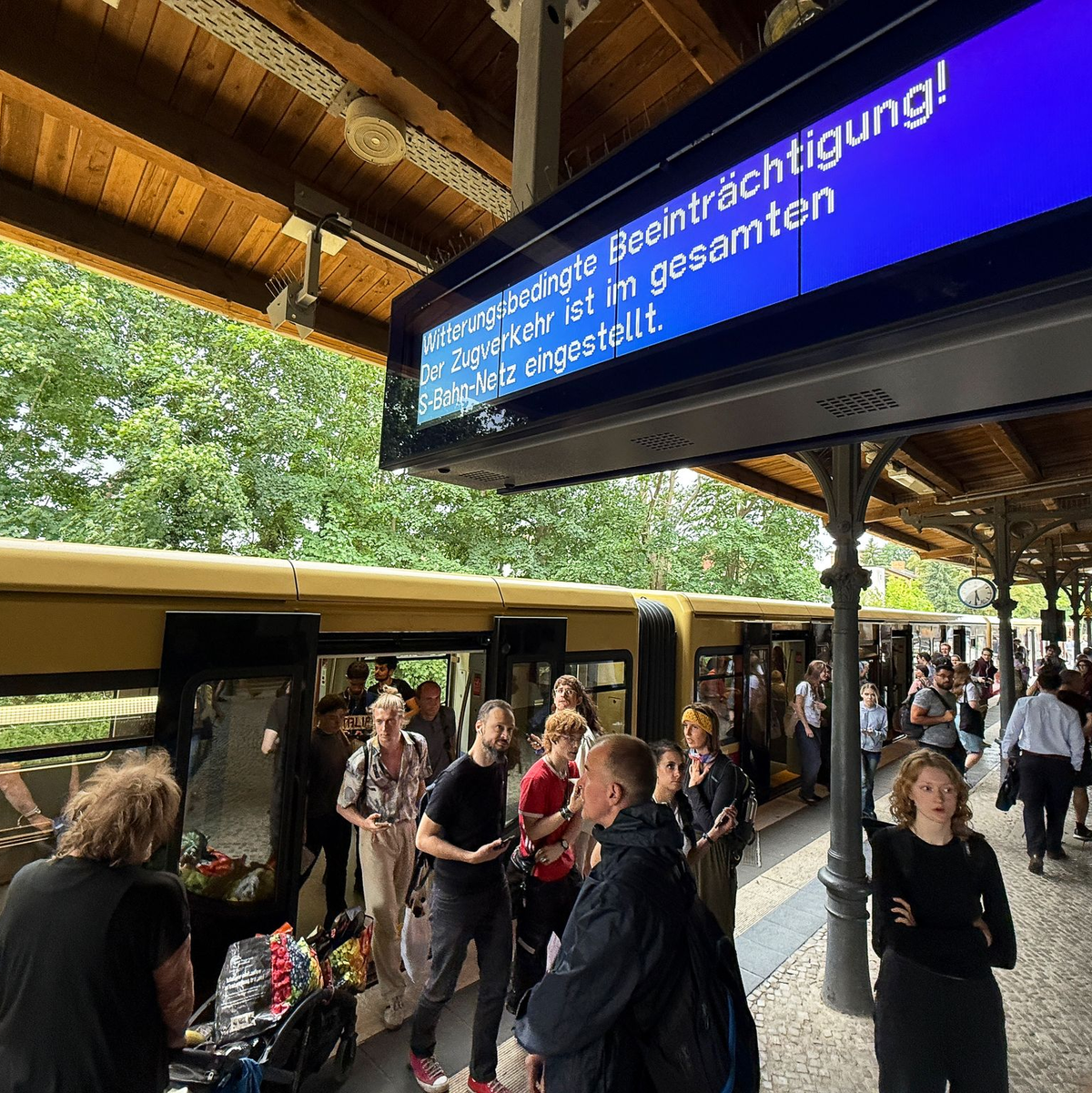 Die S-Bahnen standen in Berlin für mehrere Stunden still. - Foto: Michael Brandt/dpa