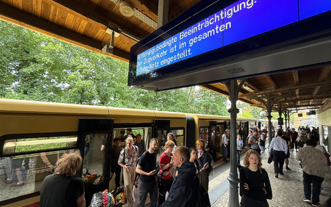 Der gesamte S-Bahn-Verkehr wurde am Abend eingestellt. - Foto: Michael Brandt/dpa