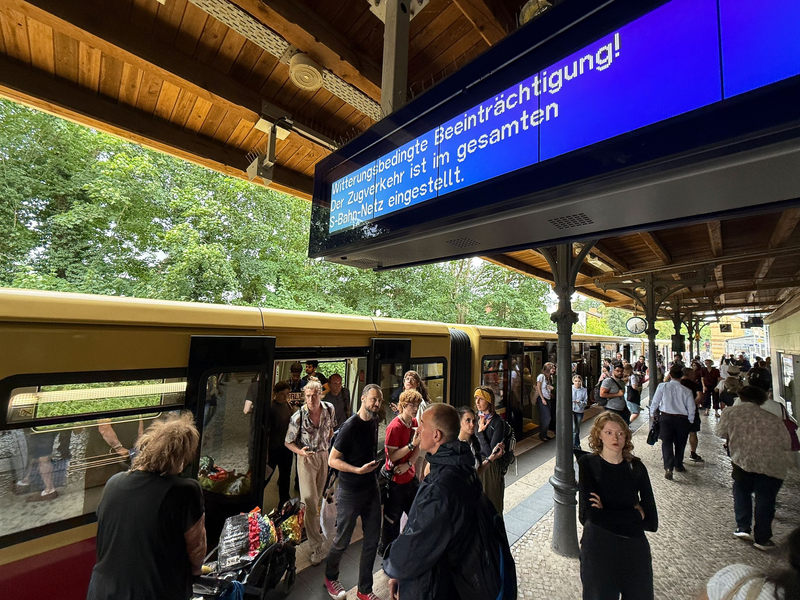 Der gesamte S-Bahn-Verkehr wurde am Abend eingestellt. - Foto: Michael Brandt/dpa