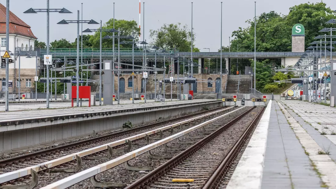Der heftige Wind hat auch Auswirkungen auf den Bahnverkehr. - Bild: Andreas Gora/dpa