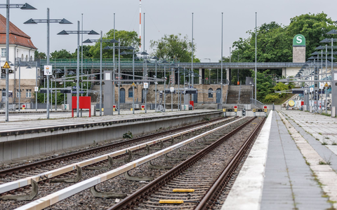 Der heftige Wind hat auch Auswirkungen auf den Bahnverkehr. - Foto: Andreas Gora/dpa