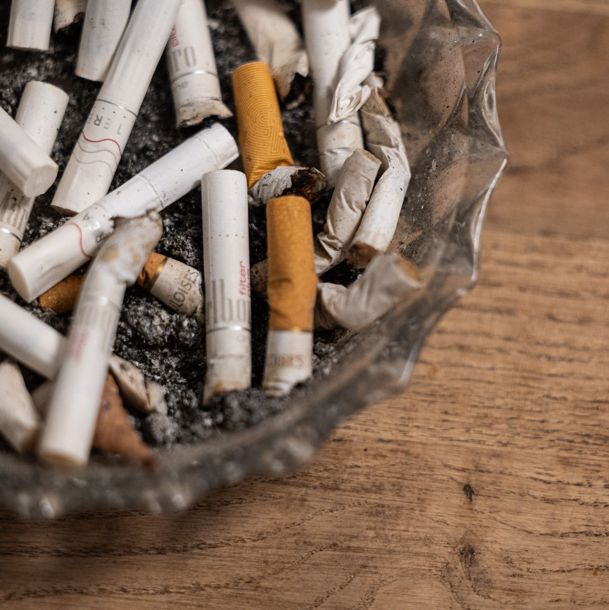 Starke Kontrollmaßnahmen verringern die Zahl der Tabaknutzer. (Archivbild) - Foto: Hannes P Albert/dpa