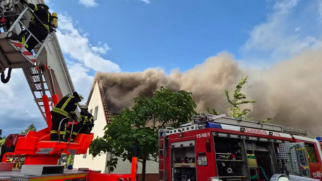 FW Südheide: Schuppenbrand greift auf Dachstuhl über-Feuerwehren in Hermannsburg im Großeinsatz - Bild: presseportal.de