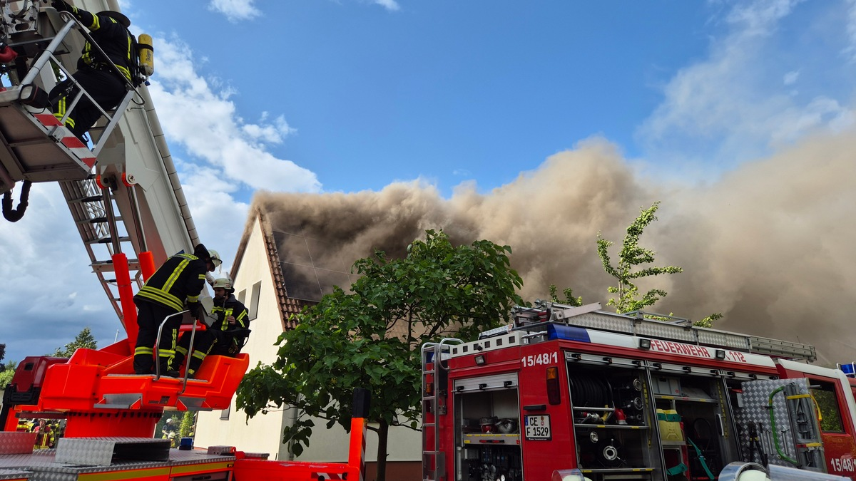 FW Südheide: Schuppenbrand greift auf Dachstuhl über-Feuerwehren in Hermannsburg im Großeinsatz - Foto: presseportal.de