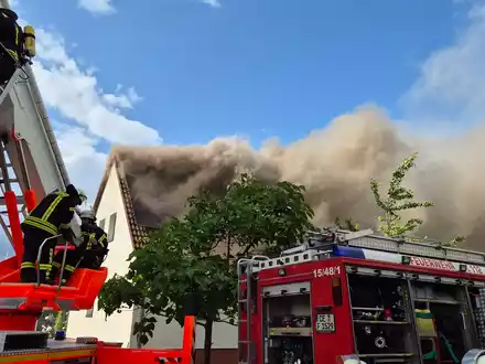 FW Südheide: Schuppenbrand greift auf Dachstuhl über-Feuerwehren in Hermannsburg im Großeinsatz - Foto: presseportal.de
