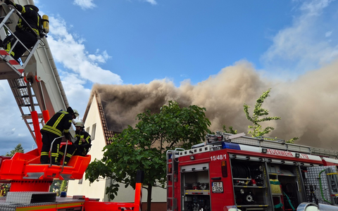 FW Südheide: Schuppenbrand greift auf Dachstuhl über-Feuerwehren in Hermannsburg im Großeinsatz - Foto: presseportal.de