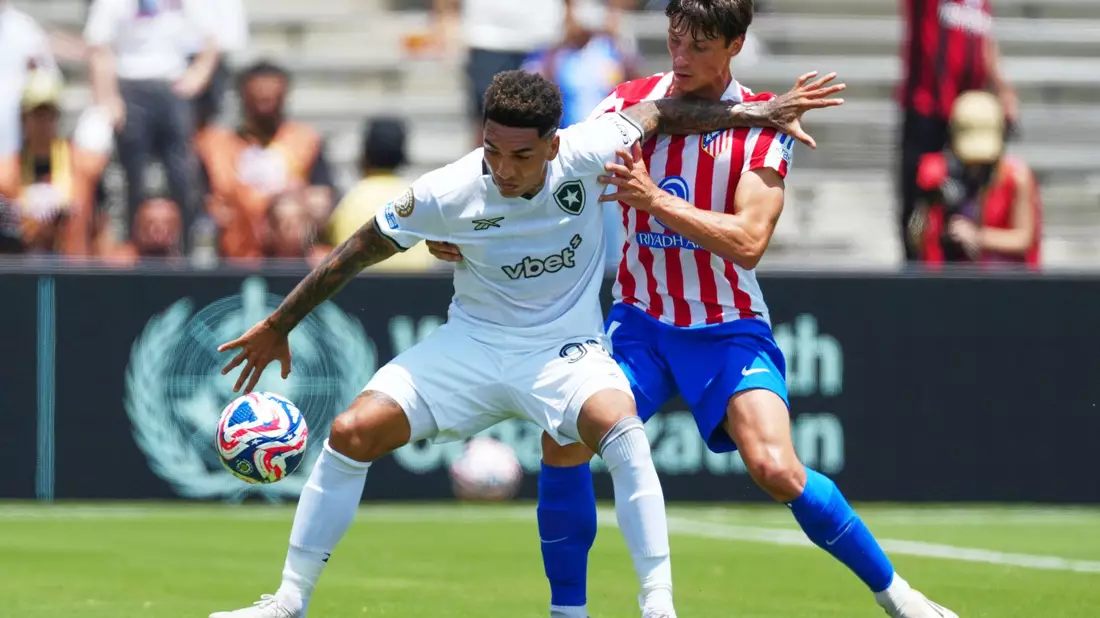 Botafogos Igor Jesus (l) und Atléticos Robin Le Normand kämpfen um den Ball. - Bild: Jae Hong/AP/dpa
