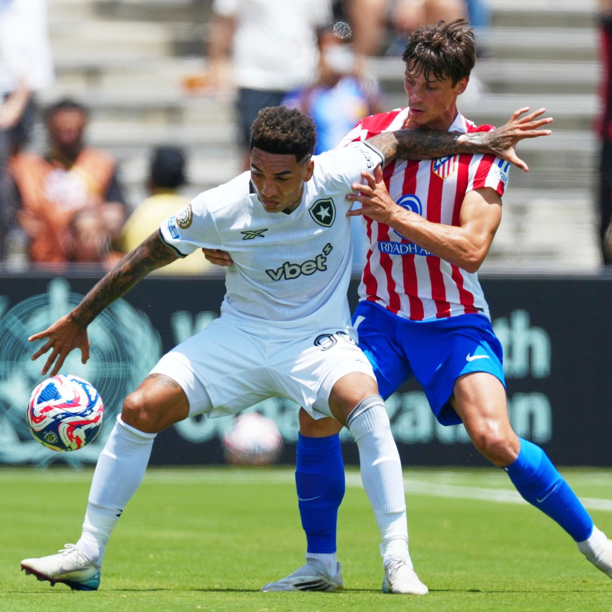 Botafogos Igor Jesus (l) und Atléticos Robin Le Normand kämpfen um den Ball. - Foto: Jae Hong/AP/dpa