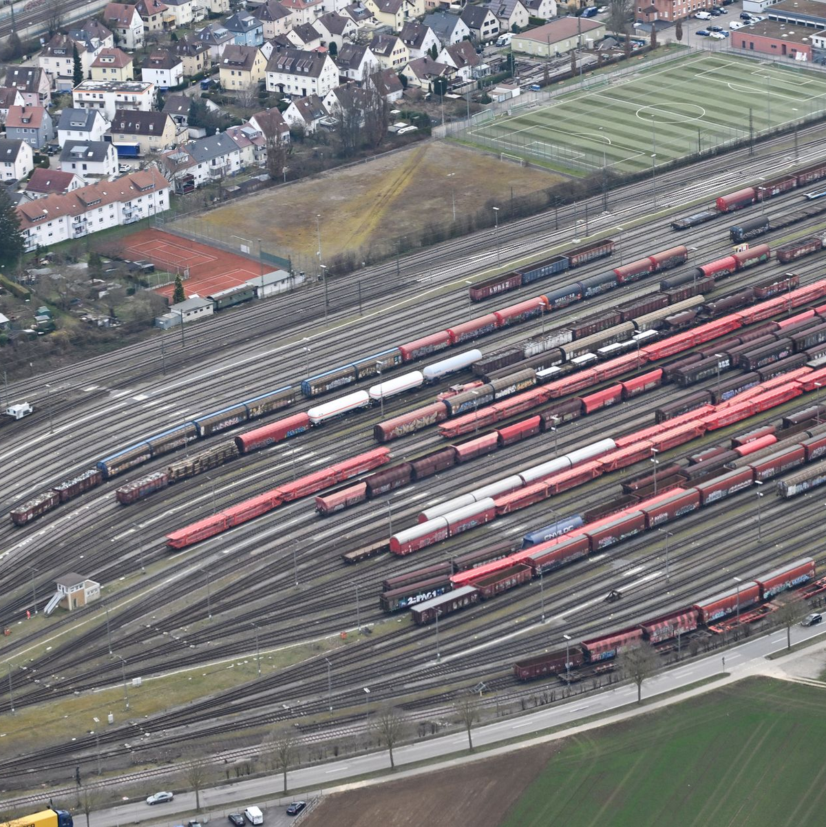 Auch Züge können eine Lärmbelastung sein. (Illustration) - Foto: Bernd Weißbrod/dpa