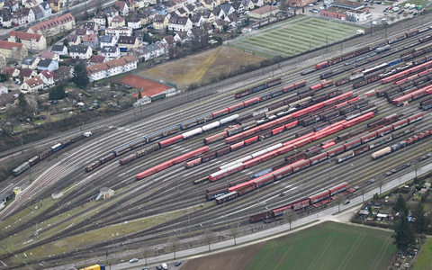 Auch Züge können eine Lärmbelastung sein. (Illustration) - Foto: Bernd Weißbrod/dpa