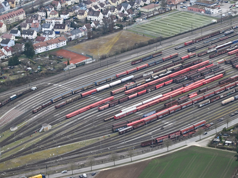 Auch Züge können eine Lärmbelastung sein. (Illustration) - Foto: Bernd Weißbrod/dpa