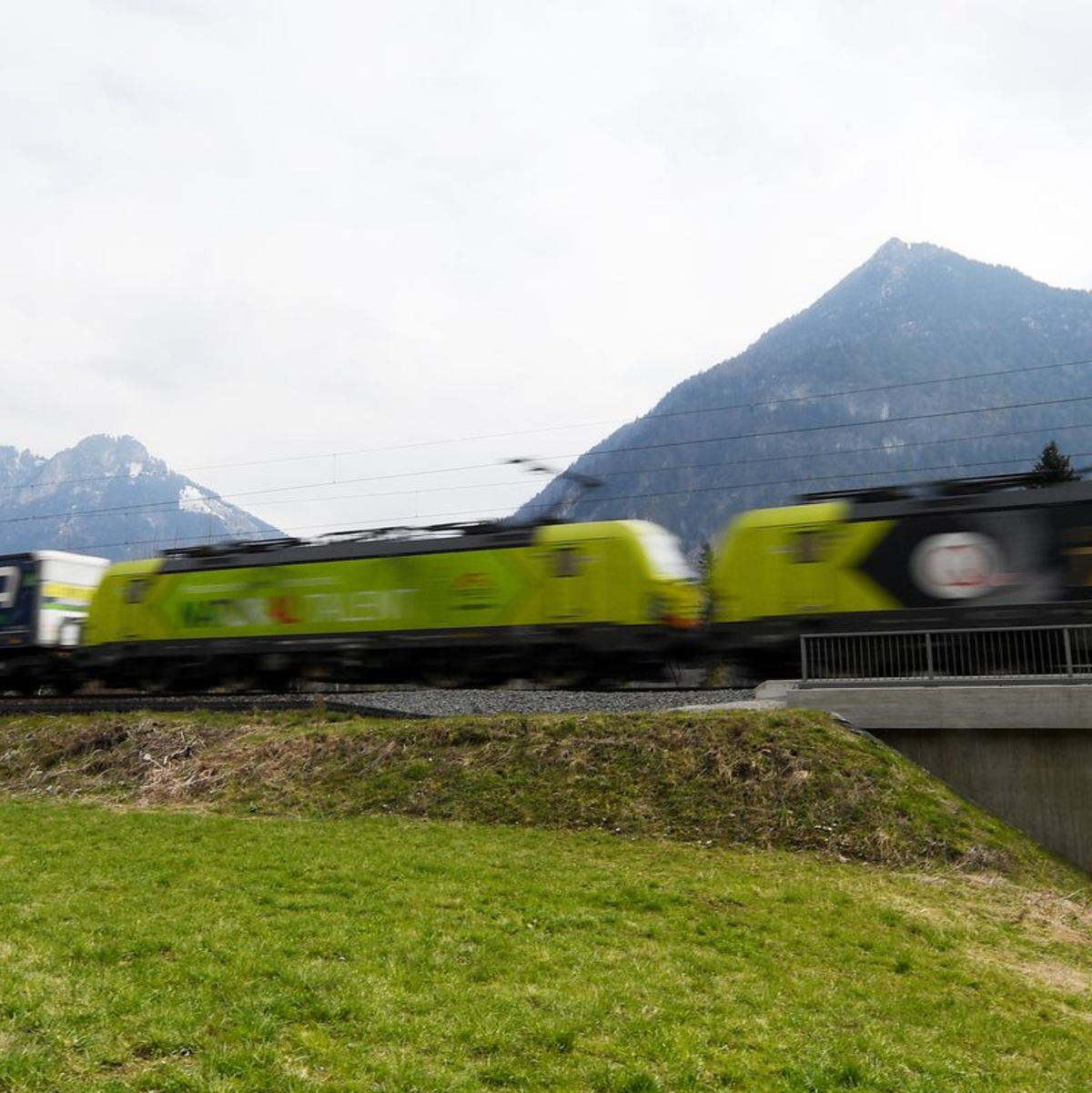 Auch an Bahntrassen herrscht oft ein hoher Lärmpegel. (Illustration) - Foto: Angelika Warmuth/dpa