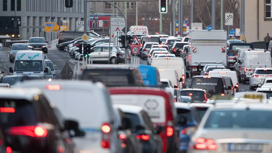 Jeder fünfte Europäer muss mit zu viel Verkehrslärm klarkommen. (Illustration) - Bild: Paul Zinken/dpa