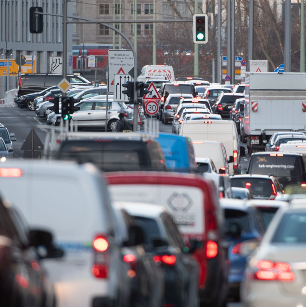 Jeder fünfte Europäer muss mit zu viel Verkehrslärm klarkommen. (Illustration) - Foto: Paul Zinken/dpa