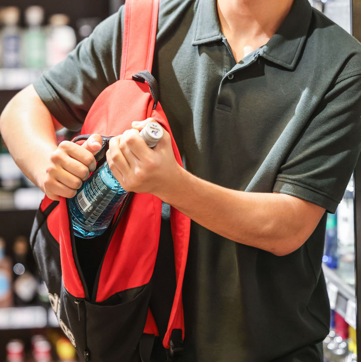 Supermärkte, Drogerien und andere Geschäfte beklagen pro Jahr einen hohen Schaden durch Diebstahl - von Kunden, Beschäftigten, Lieferanten und Servicekräften. (gestellte Szene) - Foto: Oliver Berg/dpa