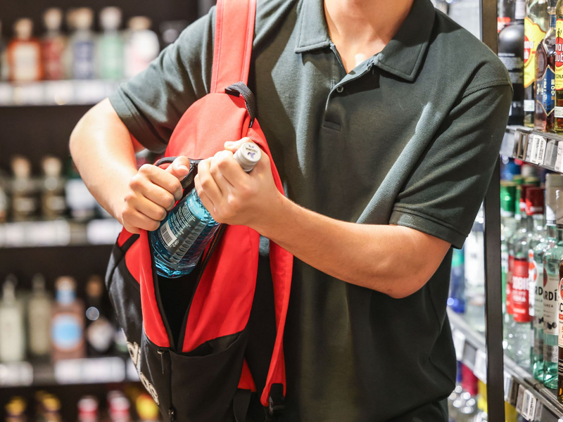 Supermärkte, Drogerien und andere Geschäfte beklagen pro Jahr einen hohen Schaden durch Diebstahl - von Kunden, Beschäftigten, Lieferanten und Servicekräften. (gestellte Szene) - Foto: Oliver Berg/dpa