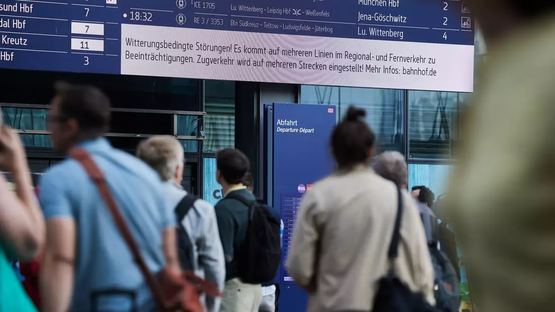 Auf der Bahnstrecke zwischen Berlin und Hamburg soll der Fernverkehr am Dienstag wieder nach Plan laufen. - Bild: Jörg Carstensen/dpa