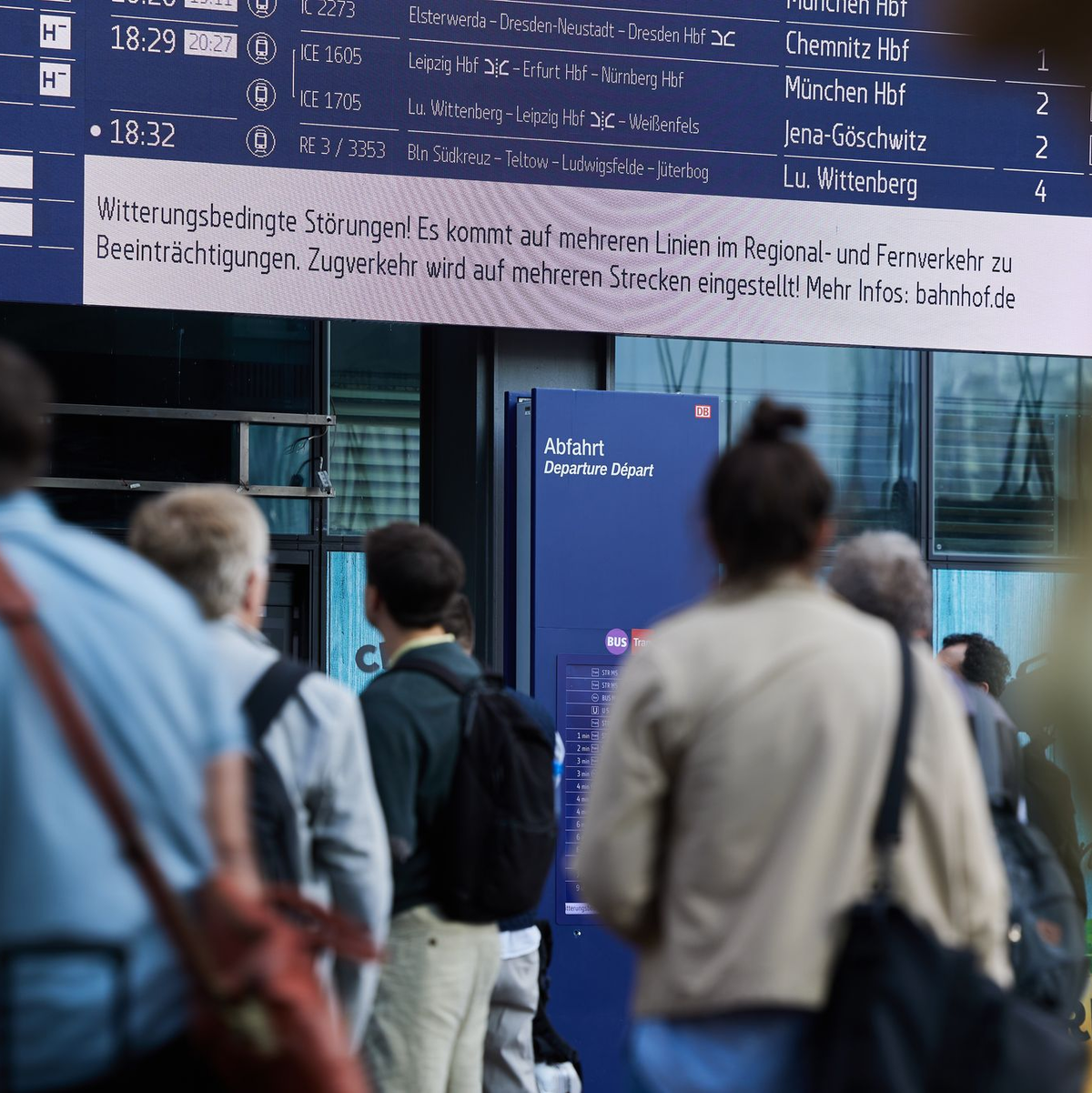 Auf der Bahnstrecke zwischen Berlin und Hamburg soll der Fernverkehr am Dienstag wieder nach Plan laufen. - Foto: Jörg Carstensen/dpa