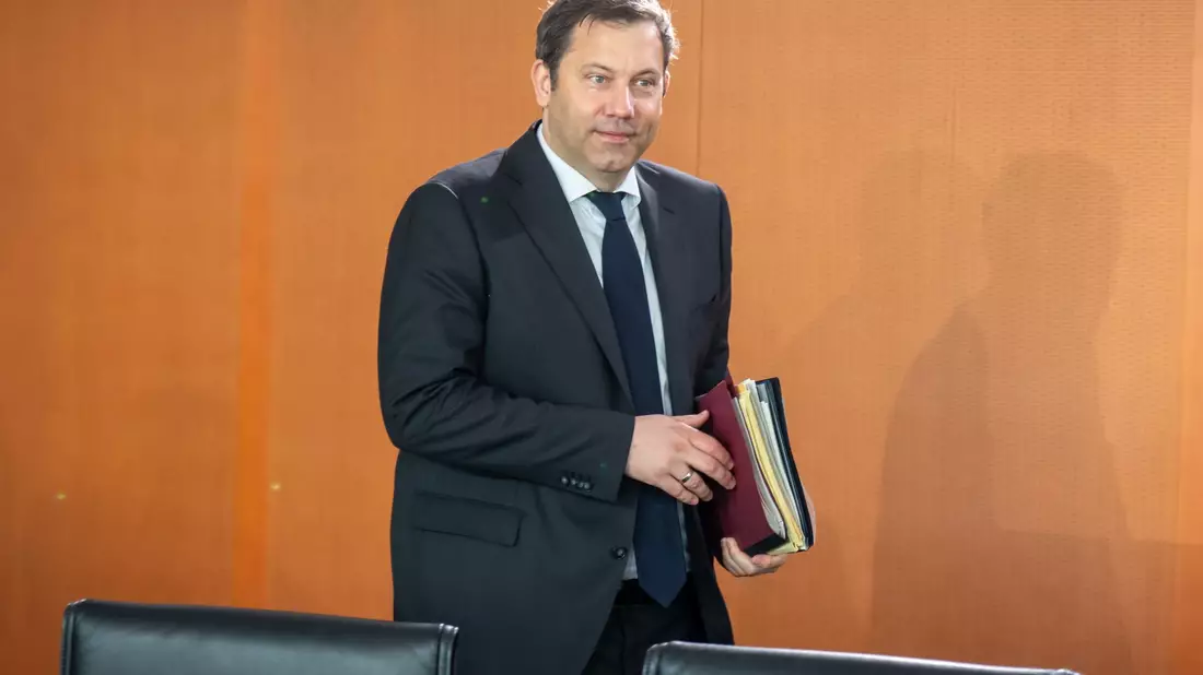 Klingbeil bringt seinen ersten Haushalt ins Kabinett ein. (Archivbild) - Bild: Michael Kappeler/dpa