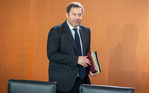 Klingbeil bringt seinen ersten Haushalt ins Kabinett ein. (Archivbild) - Foto: Michael Kappeler/dpa