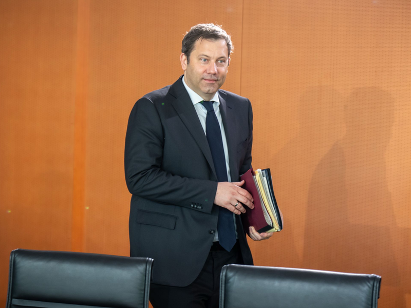 Klingbeil bringt seinen ersten Haushalt ins Kabinett ein. (Archivbild) - Foto: Michael Kappeler/dpa