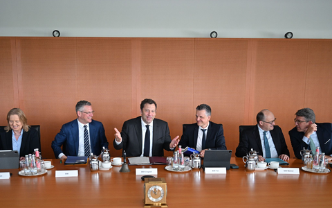 Klingbeil legt seinen ersten Haushalt dem Kabinett vor. (Archivbild) - Foto: Sebastian Christoph Gollnow/dpa