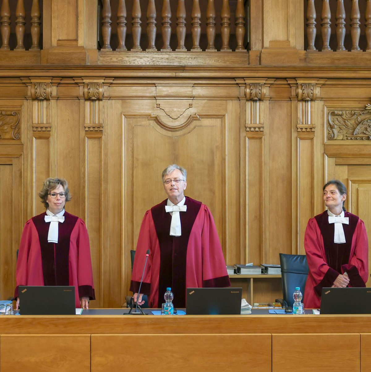 Der 6. Senat mit dem Vorsitzenden Richter Ingo Kraft (M) bei der Verhandlung des Bundesverwaltungsgerichts. (Archivbild)  - Foto: Jan Woitas/dpa