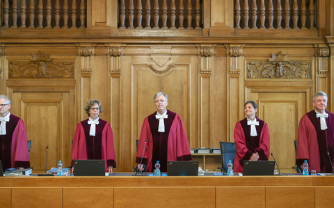 Der 6. Senat mit dem Vorsitzenden Richter Ingo Kraft (M) bei der Verhandlung des Bundesverwaltungsgerichts. (Archivbild)  - Foto: Jan Woitas/dpa