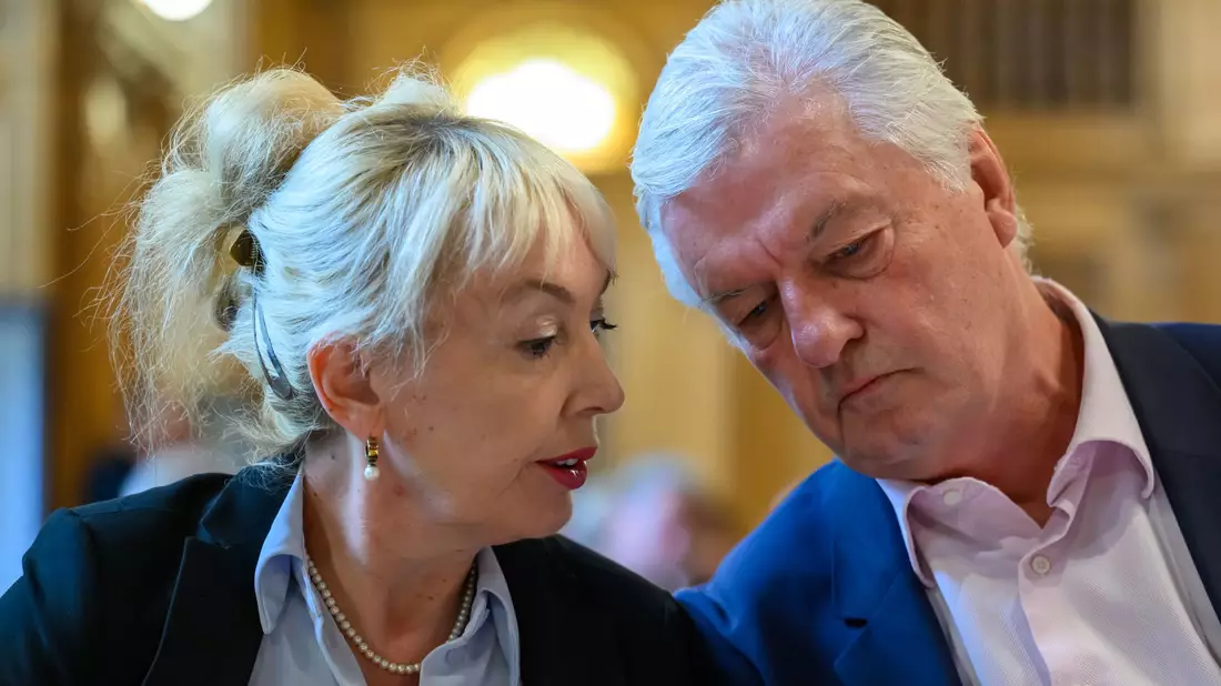 «Compact»-Chefredakteur Jürgen Elsässer und seine Ehefrau Stephanie Elsässer unterhalten sich im Bundesverwaltungsgericht. (Archivbild)  - Bild: Hendrik Schmidt/dpa