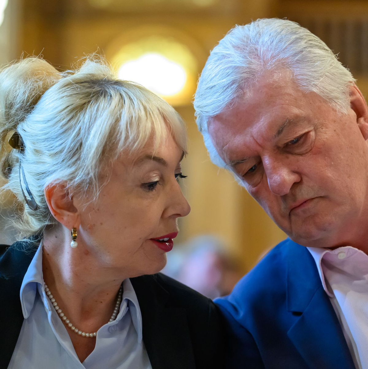 «Compact»-Chefredakteur Jürgen Elsässer und seine Ehefrau Stephanie Elsässer unterhalten sich im Bundesverwaltungsgericht. (Archivbild)  - Foto: Hendrik Schmidt/dpa