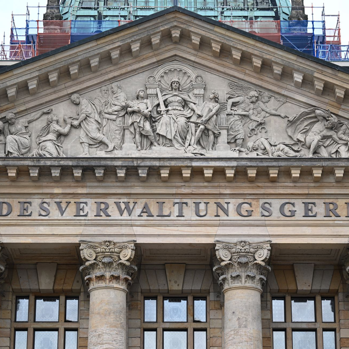 «Compact»-Chefredakteur Jürgen Elsässer hält im Bundesverwaltungsgericht in Leipzig eine Ausgabe seines Magazins «Compact Geschichte» in der Hand. (Archivbild)  - Foto: Hendrik Schmidt/dpa