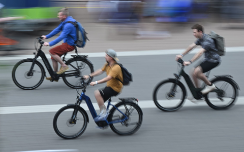 E-Bikes holen schnell auf: Schon 18 Prozent der Fahrräder in Deutschland haben einen Motor. (Archivbild) - Foto: Arne Dedert/dpa