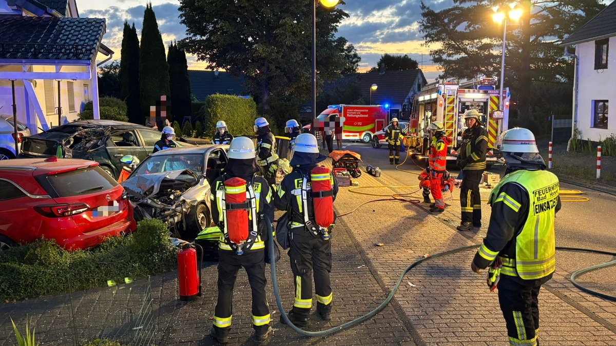 FW Bad Honnef: Schwerer Verkehrsunfall mit zwei Verletzten - PKW kollidiert mit geparkten Fahrzeugen und Carport - Foto: presseportal.de